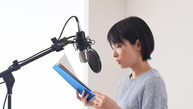 スタジオでアフレコする女性声優