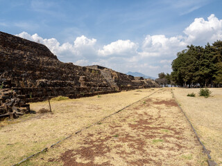 Antiguas ruinas Purépechas en Tzintzuntzan, Michoacán, México - obrazy, fototapety, plakaty