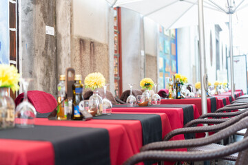 outdoor cafe with tables. outdoor cafe diner. outdoor cafe with nobody. photo of outdoor cafe