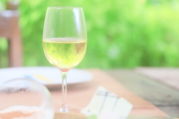 a glass of white wine in a restaurant, alcohol luxury background