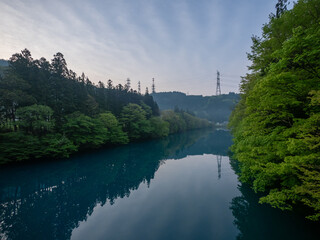 早朝の奥四万湖