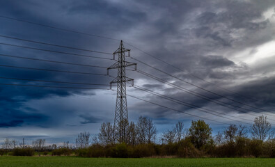 dunkle Aussicht auf die Energiewende, Strommast, Stromleitung mit dunklem bedrohlichem Wolkenhimmel