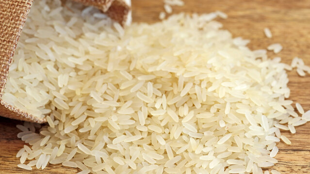 sac de riz blanc cru en gros plan, sur une table