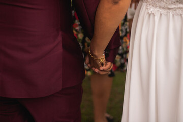 Reci&eacute;n casados agarrados de la mano