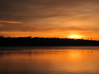 Fototapeta na wymiar Beautiful sunrise over the lake in autumn