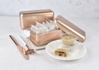 mini bake luxury tart in Japanese matcha hojicha green tea crisp with cranberry pineapple jam paste inside shining rose gold bronze iron box packaging on white marble pastry dessert halal party menu