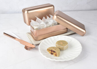mini bake luxury tart in Japanese matcha hojicha green tea crisp with cranberry pineapple jam paste inside shining rose gold bronze iron box packaging on white marble pastry dessert halal party menu