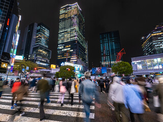 【社会】人々が歩いて移動する東京の夜の渋谷スクランブル交差点	