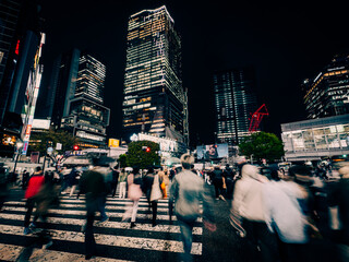 【社会】人々が歩いて移動する東京の夜の渋谷スクランブル交差点