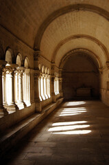 Intérieur du cloître de l'abbaye de Montmajour