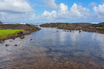 Obraz premium Tranquil Hawaii Seascape with Rocky Shoreline