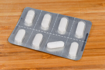 Blister pack with white pills and one same pill separately
