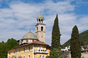 Fototapeta na wymiar Kloster und Zypressen in Italien