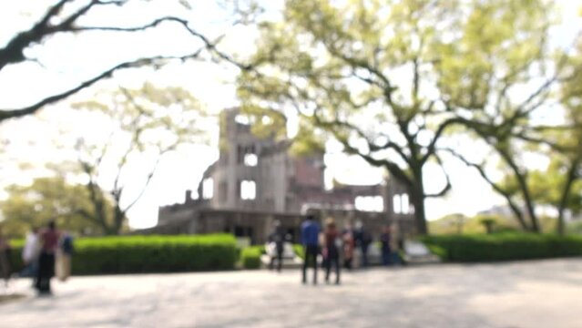 ぼかし背景素材: 広島平和記念公園を歩いて見て回る多くの観光客たち 4K  2023年3月30日