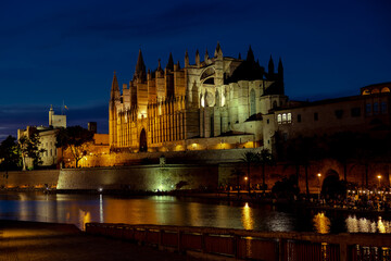 Naklejka premium Cathedral Palma de Mallorca at night