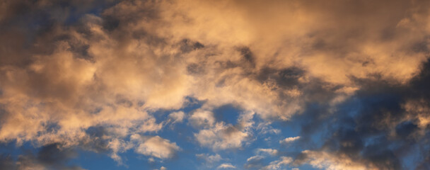 niebo i pomarańczowe chmury zachodu słońca - obrazy, fototapety, plakaty