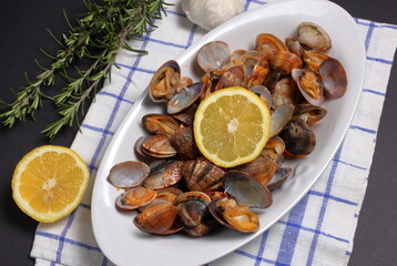 Delicious oval dish with clams cooked in the marinara style.