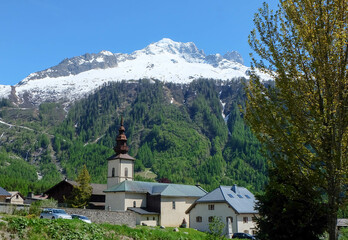 Fototapeta na wymiar Alpen am Mont Blanc in Frankreich und der schönen Schweiz mit Kirche