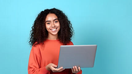Naklejka premium young latin woman smiling, working on her laptop