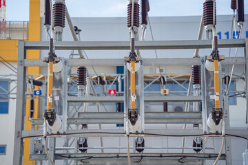 High voltage electric power plant current distribution substation