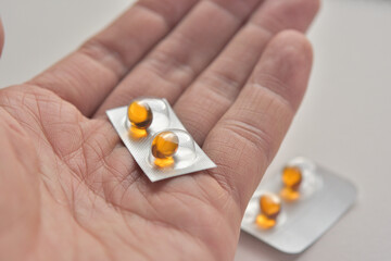 手のひらに乗せたカプセル薬