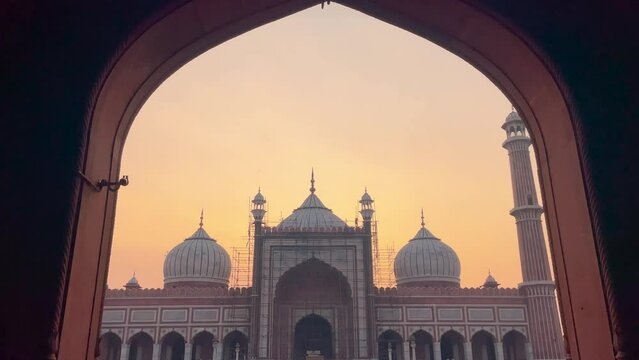 Jama Masjid is one of the largest Indian mosques, built by mughal, located in New Delhi, India