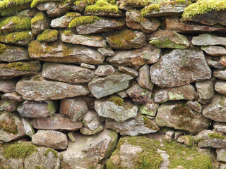Bemooste Natursteinmauer