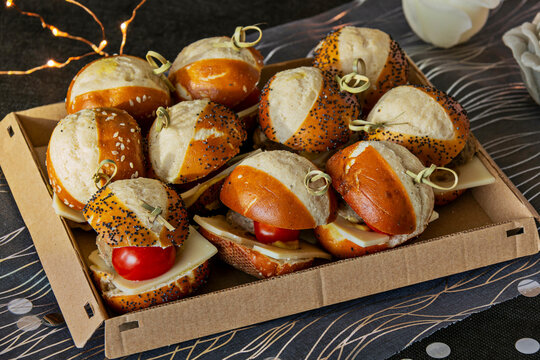 pain Mauricettes garnies, ap&eacute;ritif, amuse bouche,
bread Mauricettes garnished, aperitif, appetizer