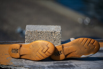 漁港に干されている漁師の使い込まれた長靴の靴底