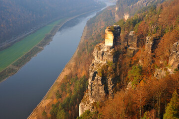 Obraz premium Blick von der Basteibrücke auf die Elbe