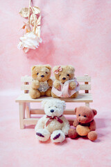 Fondo rosa con diferentes ositos de peluche en diferentes posiciones