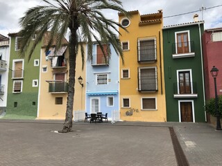Villajoyosa, enclave gastronómico, pesquero y turístico, conocido por sus casas de colores y su...