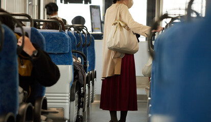 朝の通勤電車内の風景