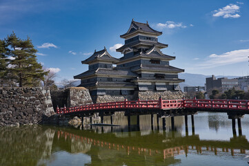 Naklejka premium 松本城, 日本, 建築, アジア, 寺, ビル, 古代の, 日本人, 旅行, 侍, カルチャー, 中国, 空, ランドマーク, 歴史, religion, 古い, 仏塔, タワー, 観光, 伝統の, 宮殿, 大阪, シティ