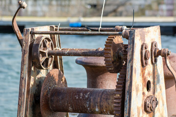 Vieux mécanisme d'écluse rouillé dans le port de Dunkerque