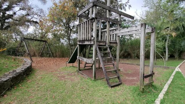 Patio de juegos para ni&ntilde;os abandonado