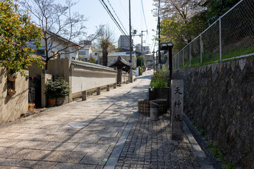 春の晴れた日の大阪市天王寺区の天神坂