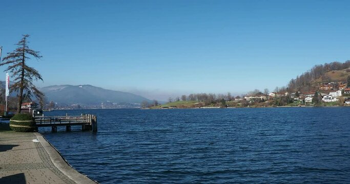 Rottach-Egern in den Bayerischen Alpen am S&uuml;dufer des Sees mit Blick auf die Stadt Tegernsee, Kleiner Tegernseer berg, Strandbad Point und Schutzh&uuml;tte Tegernsee