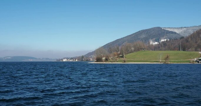 Tegernsee und Egerner Bucht mit Blick auf Strandbad Point, Schutzh&uuml;tte und Schlosspark, Kloster Tegernsee am Horizont