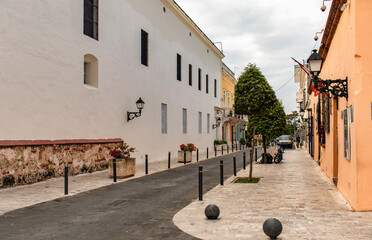 Fototapeta premium Urban Jungle: Navigating the Bustling Streets and Markets of Santo Domingo