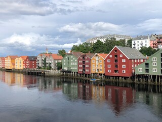Obraz premium centre ville de Trondheim en Norvège, Gamle Bybro Bryggene i Trondheim
