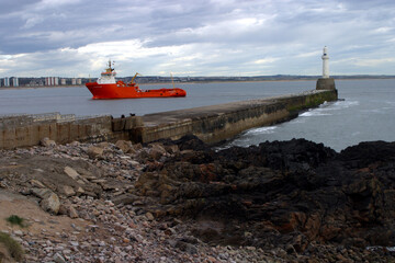 Lighthouse and ship - harbor tory - Grampian - Scotland - UK © Collpicto