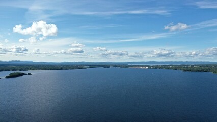 Survol du lac Siljan en Suède entre Rattvik et Mora