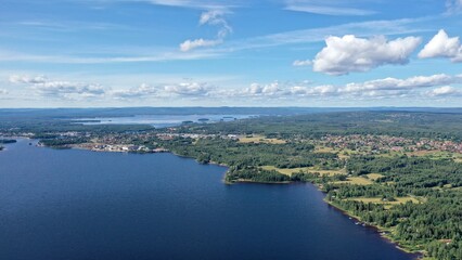 Survol du lac Siljan en Suède entre Rattvik et Mora