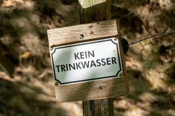 Kein Trinkwasser in deutscher Sprache auf ein Bleckschild gedruckt