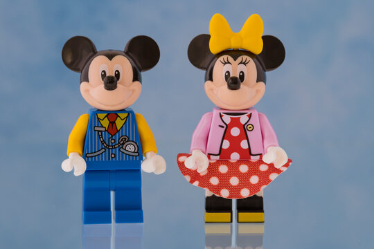 Dortmund - Deutschland 2. April 2023 lego Minifigure Mickey und Minnie Mouse von Walt Disney