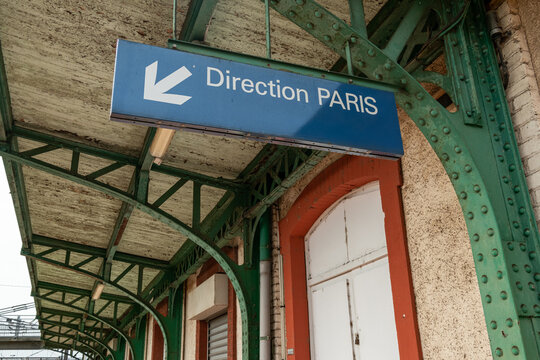 Gare Sncf fermée sur la ligne Paris le Havre. Signalétique direction Paris sous une marquise en ferronnerie