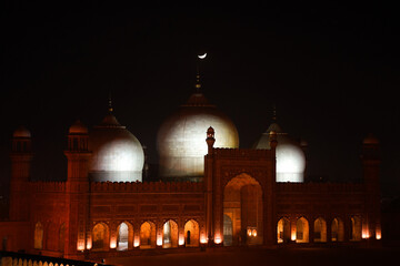 Fototapeta na wymiar Badshahi Mosque with beautiful view of moon at night