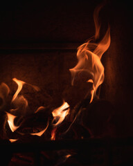 Flammen in einer Feuerstelle