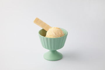 バニラ アイスクリーム ウエハース添え 白背景
